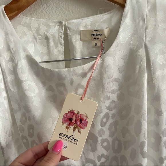Entro Boutique White Leopard Satin Top Sz S NWT - Picture 4 of 5
